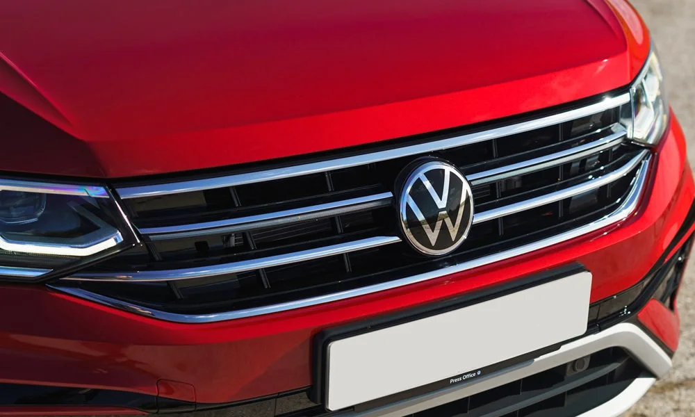 Фото Volkswagen Tiguan Allspace (2024) — решётка радиатора. Рисунок решётки: сетка, ламели или глухая панель у электроверсий. За решёткой у многих комплектаций стоит радар адаптивного круиз-контроля Volkswagen Tiguan Allspace (2024) — решётка радиатора