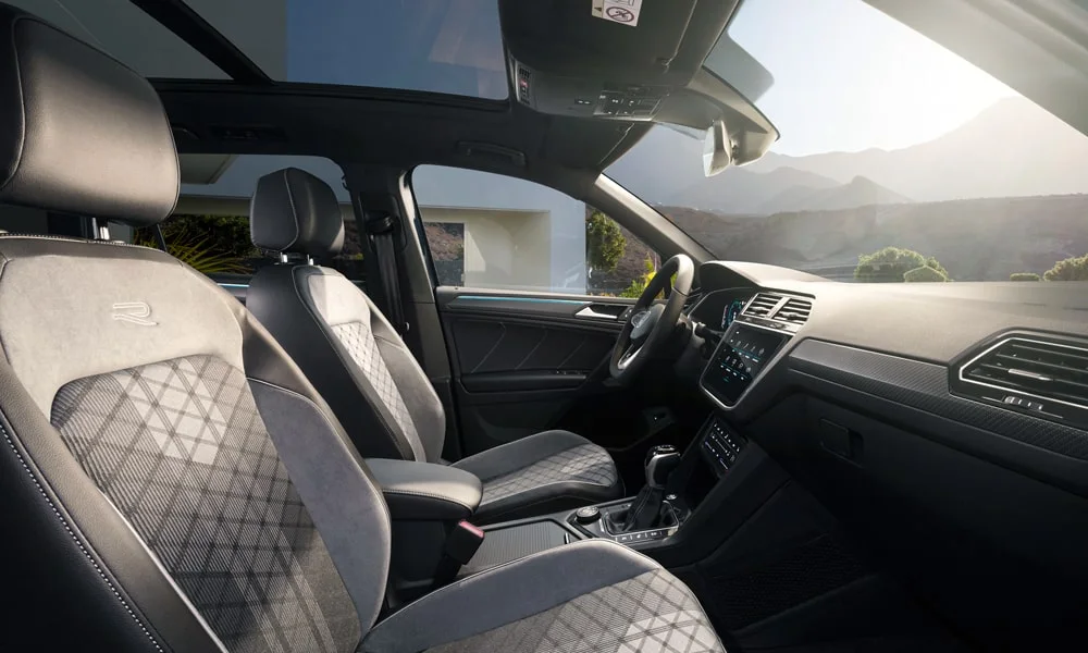 Фото Volkswagen Tiguan Allspace (2024) — интерьер. Интерьер с светло-серой отделкой — видно сочетание материалов панели и кресел. Светлая гамма зрительно расширяет салон, тёмная — практичнее в уходе Volkswagen Tiguan Allspace (2024) — интерьер