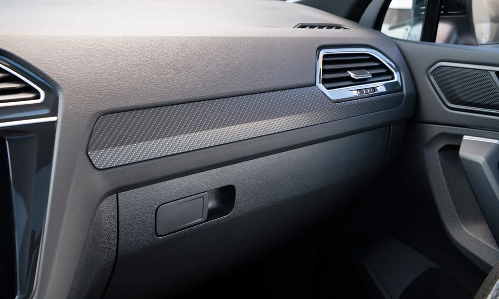 Фото Volkswagen Tiguan Allspace (2024) — интерьер, фото 5. Общий план салона: архитектура панели, консоль и кресла. Светлая гамма зрительно расширяет салон, тёмная — практичнее в уходе Volkswagen Tiguan Allspace (2024) — интерьер, фото 5