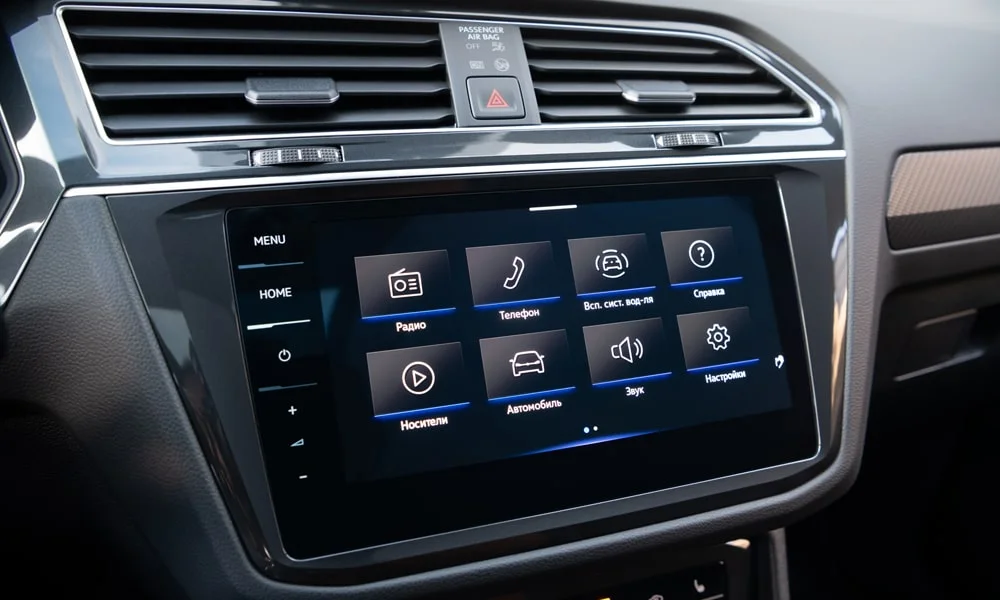 Фото Volkswagen Tiguan Allspace (2024) — экран мультимедиа, фото 2. Вертикальный экран мультимедиа — карты и списки помещаются целиком. Климат и обогревы часто управляются с этого экрана — привыкание занимает пару дней Volkswagen Tiguan Allspace (2024) — экран мультимедиа, фото 2