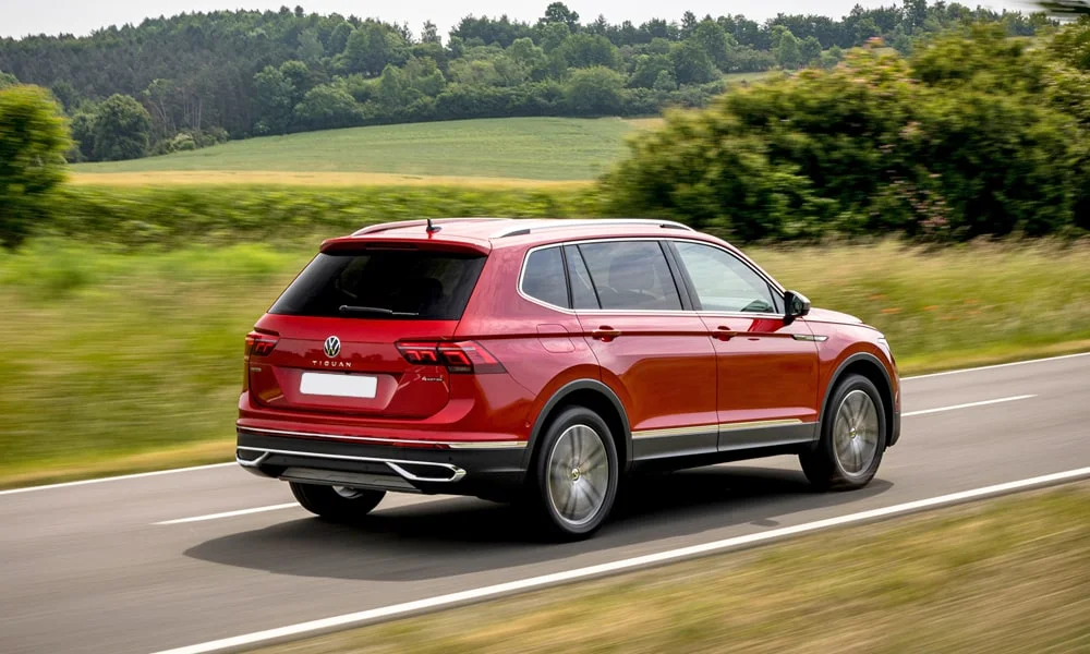 Фото Volkswagen Tiguan Allspace (2024) — вид сзади, фото 5. Линия крыши, стойки и задняя дверь в красном исполнении Volkswagen Tiguan Allspace (2024) — вид сзади, фото 5