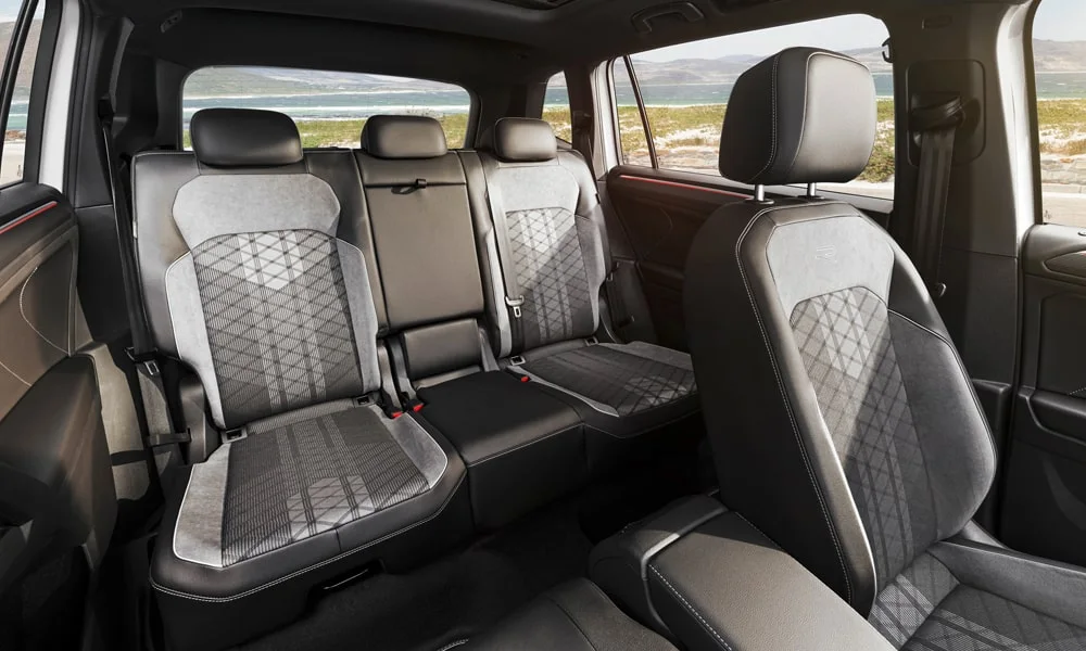Фото Volkswagen Tiguan Allspace (2024) — задние сиденья. Задний диван в перфорированной коже: посадка и центральный подлокотник Volkswagen Tiguan Allspace (2024) — задние сиденья