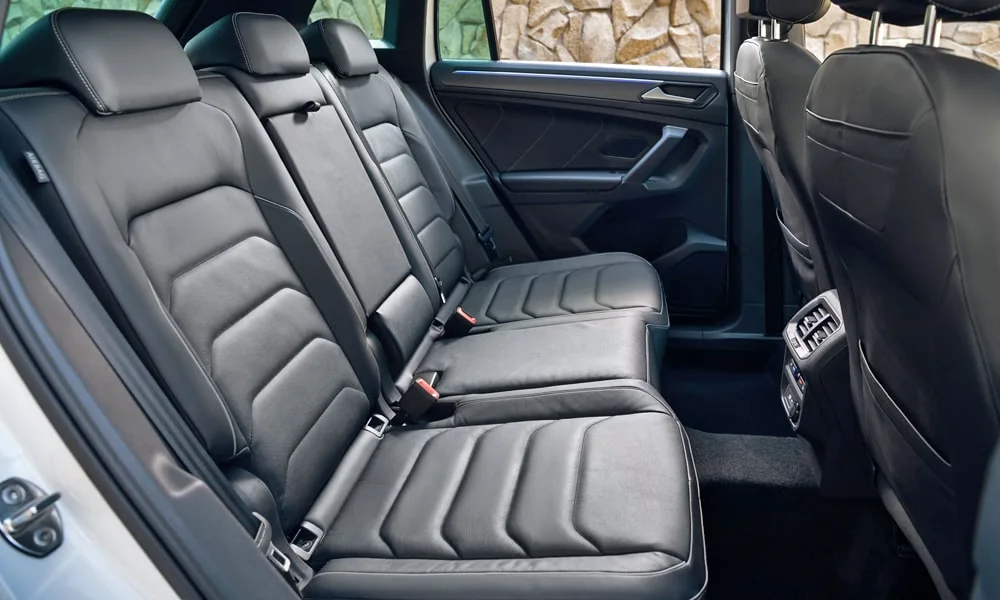 Фото Volkswagen Tiguan Allspace (2024) — задние сиденья, фото 3. Посадка второго ряда: подголовники и подлокотник Volkswagen Tiguan Allspace (2024) — задние сиденья, фото 3