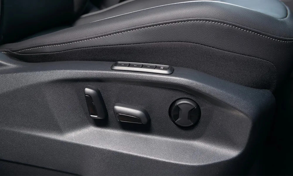 Фото Volkswagen Tiguan Allspace (2024) — регулировки сиденья. Электроприводы кресла: клавиши на боковине. Память положений возвращает кресло и зеркала под водителя — у версий с электроприводом Volkswagen Tiguan Allspace (2024) — регулировки сиденья