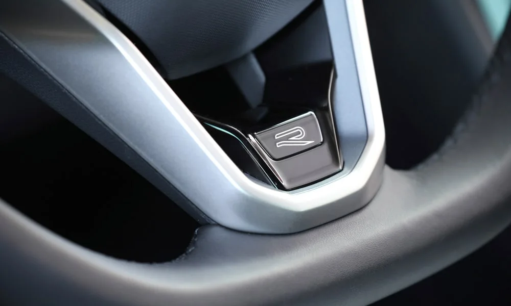 Фото Volkswagen Tiguan Allspace (2024) — руль. Обшивка обода и компоновка спиц крупным планом Volkswagen Tiguan Allspace (2024) — руль