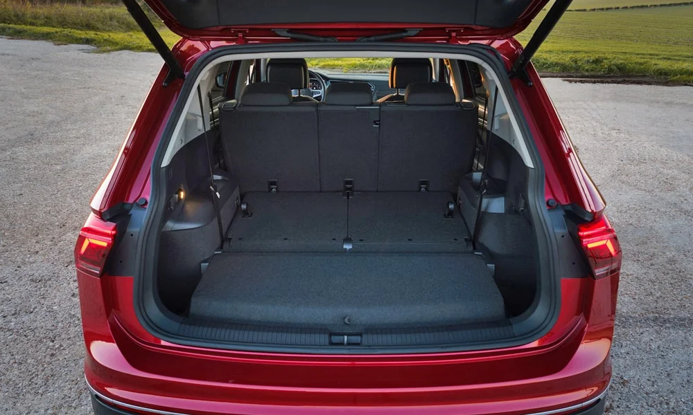 Фото Volkswagen Tiguan Allspace (2024) — багажник, фото 3. Форма проёма, ровный пол и организация пространства. Спинки второго ряда складываются и расширяют отсек под длинные грузы Volkswagen Tiguan Allspace (2024) — багажник, фото 3