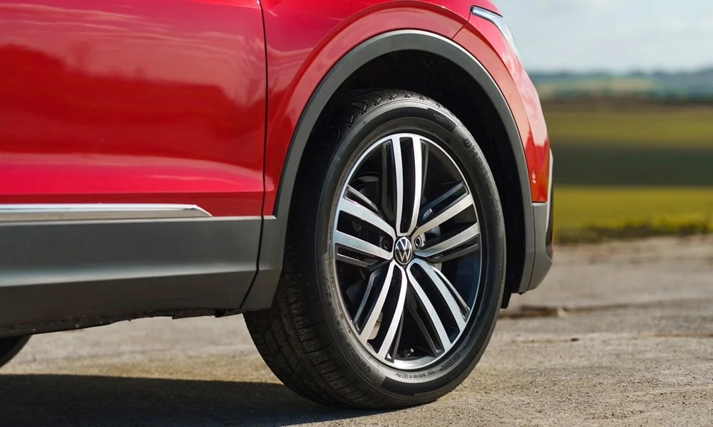 Фото Volkswagen Tiguan Allspace (2024) — колесо и диск. Дизайн спиц и профиль резины крупным планом. При подборе зимнего комплекта сохраняйте наружный диаметр колеса Volkswagen Tiguan Allspace (2024) — колесо и диск