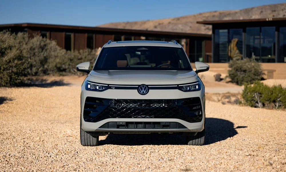 Фото Volkswagen Tiguan (2024) — вид спереди, фото 4. Анфас: пропорции капота, посадка кузова и графика ходовых огней. Дневные ходовые огни включаются автоматически с запуском Volkswagen Tiguan (2024) — вид спереди, фото 4