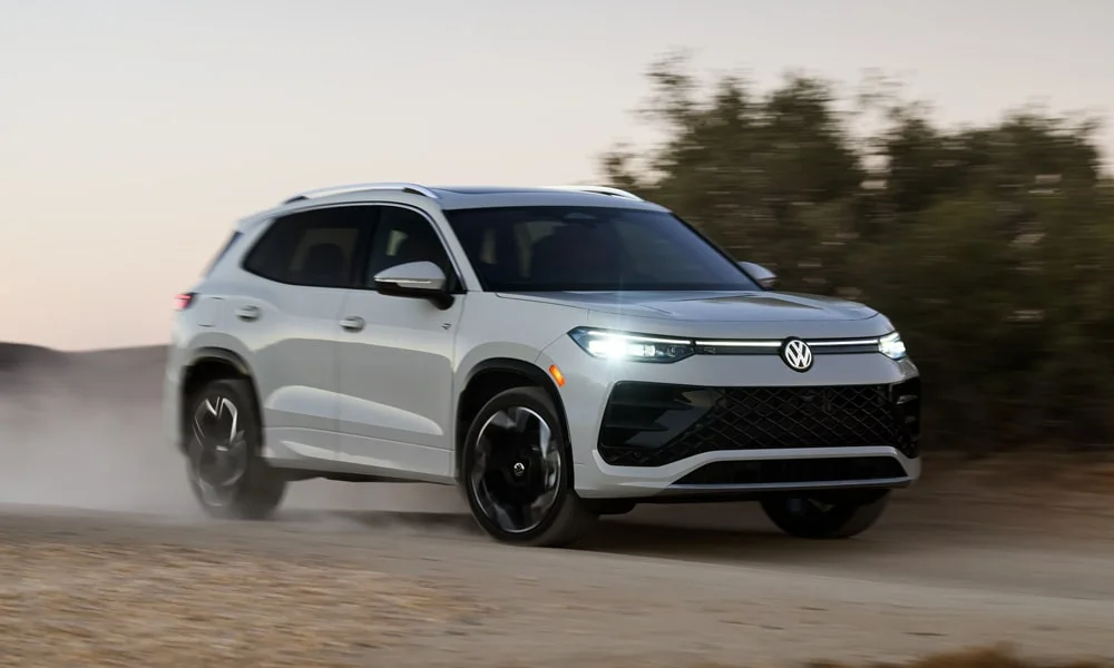 Фото Volkswagen Tiguan (2024) — вид спереди, фото 8. Оптика, решётка и бампер — первое впечатление о модели. Рисунок ходовых огней — подпись модели, по нему её узнают в потоке Volkswagen Tiguan (2024) — вид спереди, фото 8