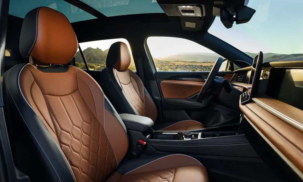 Фото Volkswagen Tiguan (2024) — передние сиденья. Передние кресла в перфорированной коже. Регулировки с памятью возвращают кресло под водителя одним нажатием — у версий с электроприводом Volkswagen Tiguan (2024) — передние сиденья