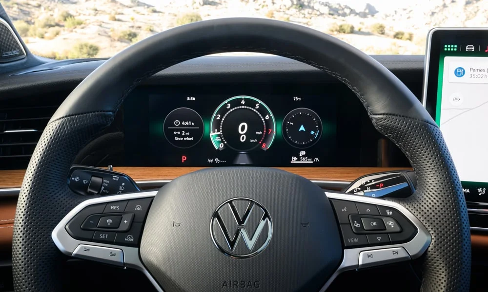 Фото Volkswagen Tiguan (2024) — приборная панель. Скорость, запас хода и подсказки ассистентов перед глазами Volkswagen Tiguan (2024) — приборная панель