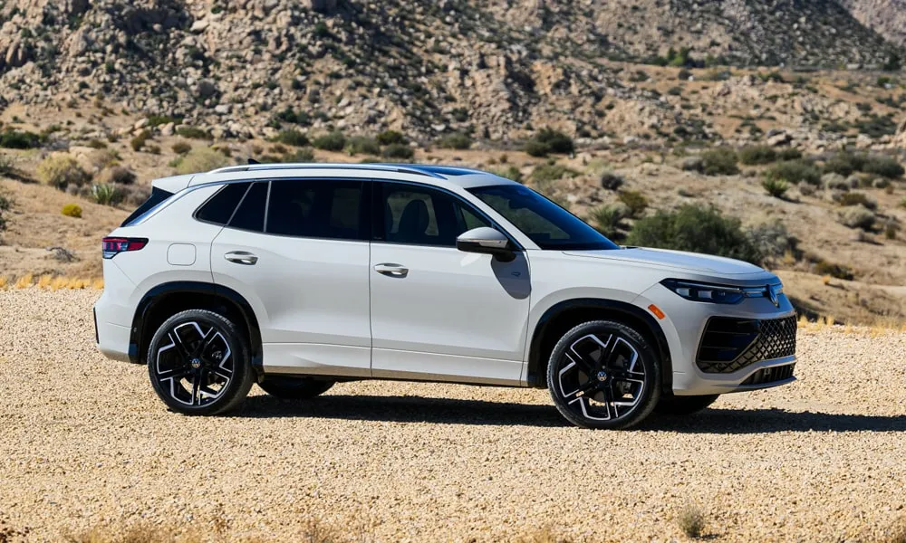 Фото Volkswagen Tiguan (2024) — вид сбоку, фото 2. Профиль в белом цвете: соотношение колёсной базы и свесов Volkswagen Tiguan (2024) — вид сбоку, фото 2