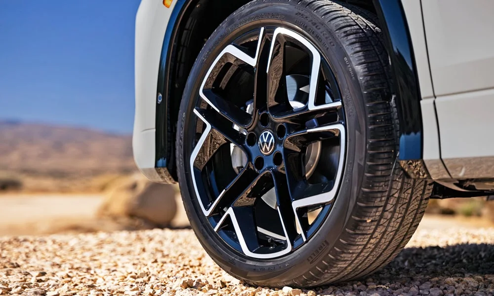 Фото Volkswagen Tiguan (2024) — колесо и диск. Дизайн спиц и профиль резины крупным планом. Индекс скорости и нагрузки читается на боковине шины Volkswagen Tiguan (2024) — колесо и диск