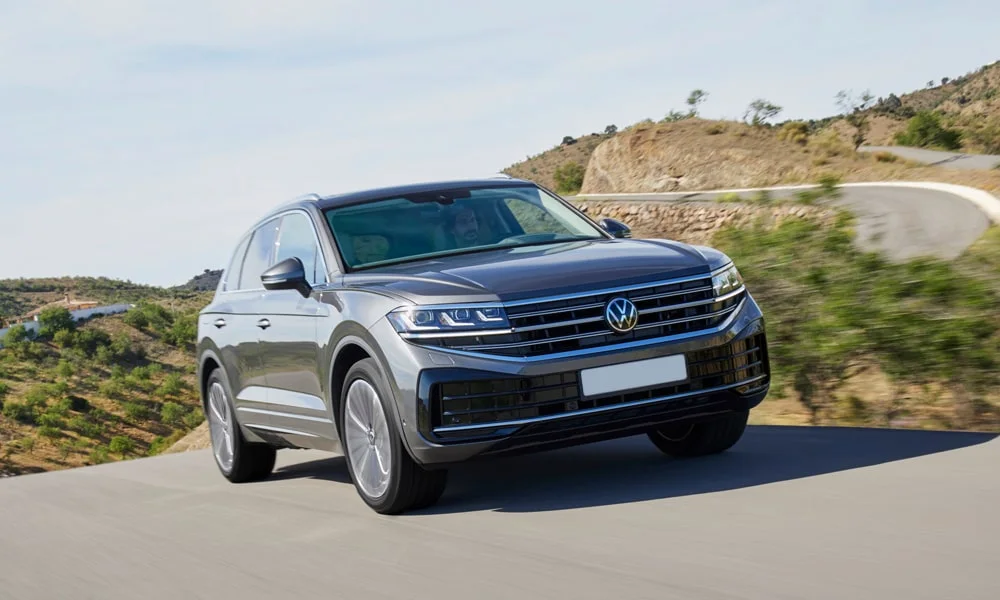 Фото Volkswagen Touareg (2024) — вид спереди, фото 3. Оптика, решётка и бампер — первое впечатление о модели. Рисунок ходовых огней — подпись модели, по нему её узнают в потоке Volkswagen Touareg (2024) — вид спереди, фото 3