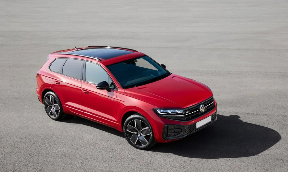 Фото Volkswagen Touareg (2024) — вид спереди, фото 8. Анфас: пропорции капота, посадка кузова и графика ходовых огней. Дневные ходовые огни включаются автоматически с запуском Volkswagen Touareg (2024) — вид спереди, фото 8