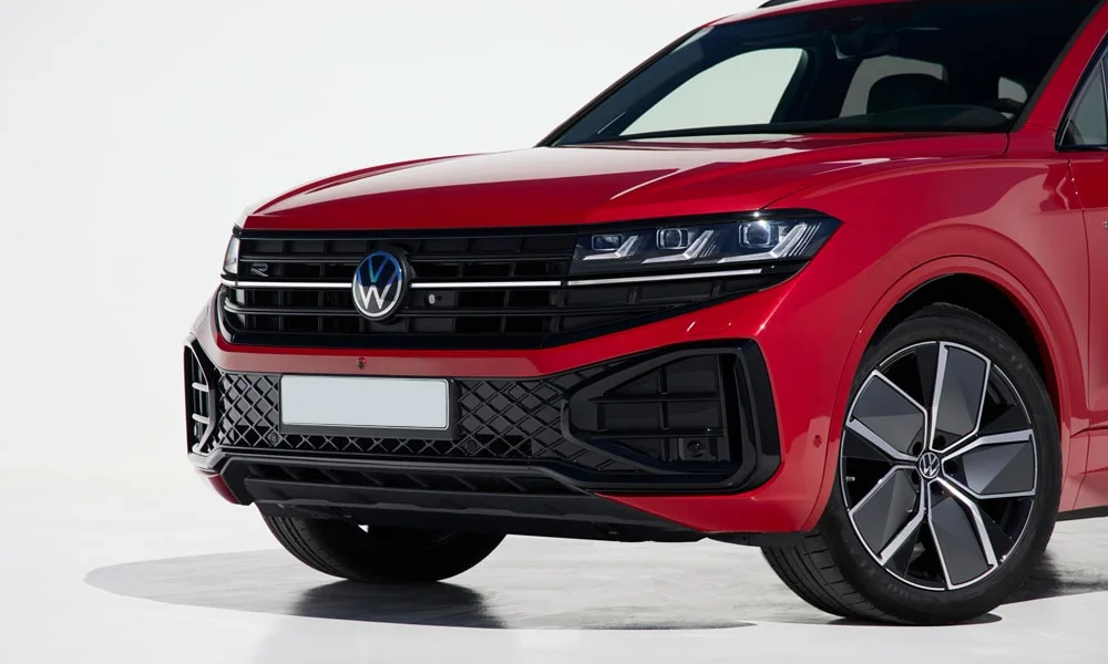 Фото Volkswagen Touareg (2024) — вид спереди, фото 11. Анфас: пропорции капота, посадка кузова и графика ходовых огней. Рисунок ходовых огней — подпись модели, по нему её узнают в потоке Volkswagen Touareg (2024) — вид спереди, фото 11