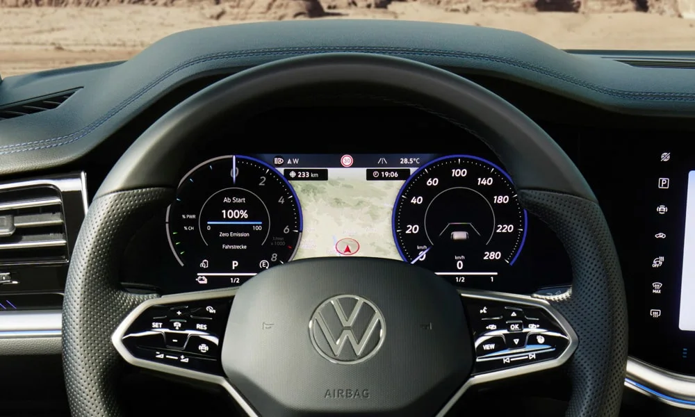 Фото Volkswagen Touareg (2024) — приборная панель. Экран приборов за рулём — вся ходовая информация перед глазами. Компоновка приборов настраивается в меню у большинства версий Volkswagen Touareg (2024) — приборная панель
