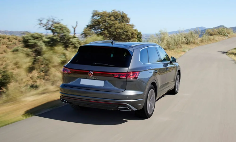 Фото Volkswagen Touareg (2024) — вид сзади, фото 5. Графика фонарей, бампер и оформление пятой двери Volkswagen Touareg (2024) — вид сзади, фото 5