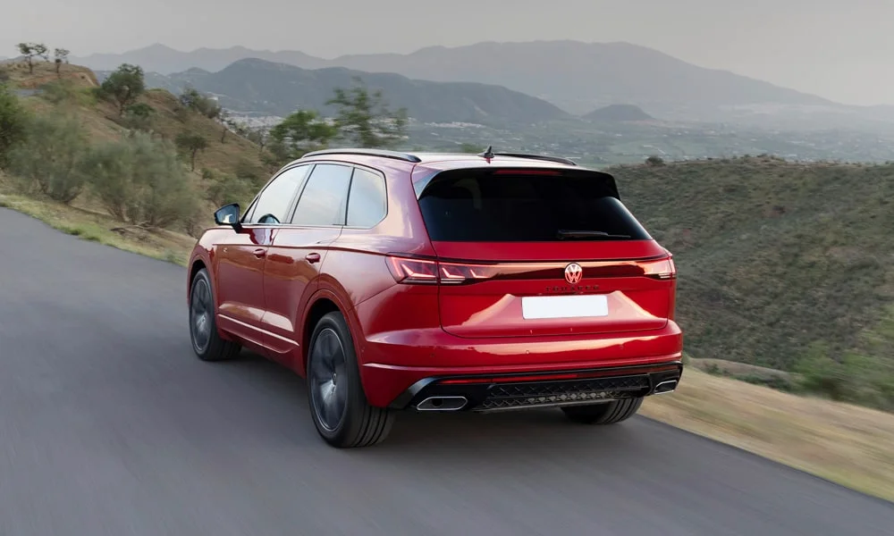 Фото Volkswagen Touareg (2024) — вид сзади, фото 9. Линия крыши, стойки и задняя дверь в красном исполнении. Светодиодная полоса или раздельные секции — задняя оптика стала главным украшением кормы Volkswagen Touareg (2024) — вид сзади, фото 9