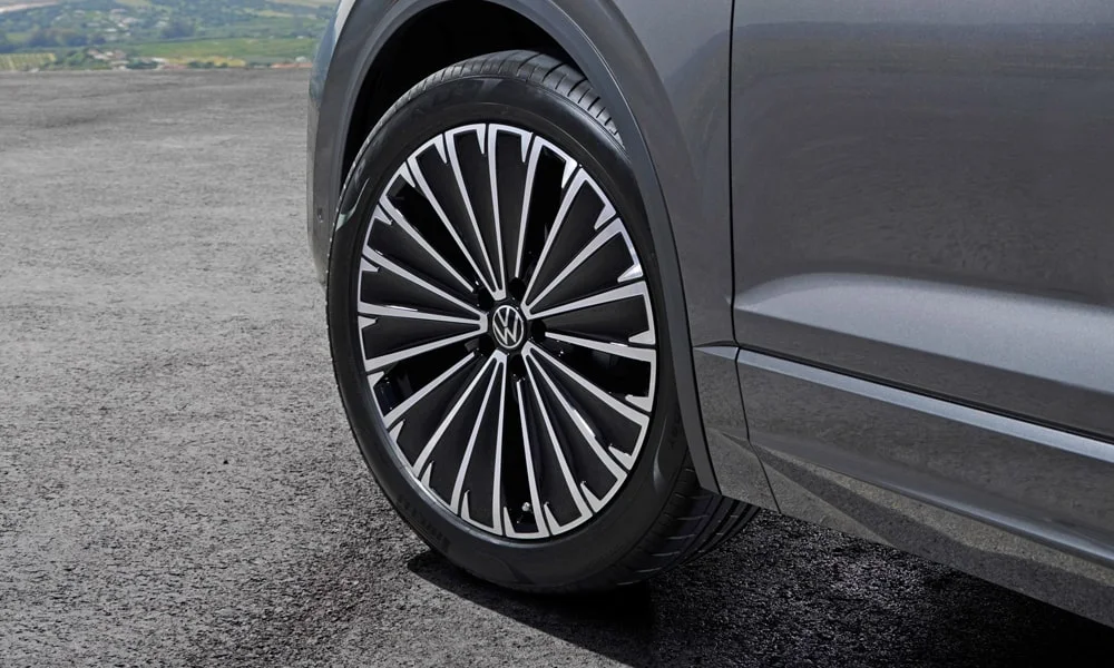 Фото Volkswagen Touareg (2024) — колесо и диск. Аэродинамический дизайн колеса снижает расход на трассе. При подборе зимнего комплекта сохраняйте наружный диаметр колеса Volkswagen Touareg (2024) — колесо и диск