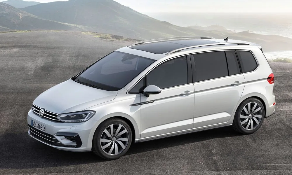 Фото Volkswagen Touran — вид спереди, фото 10. Кузов в серебристом цвете: рисунок оптики и решётки задаёт узнаваемое «лицо» модели. Рисунок ходовых огней — подпись модели, по нему её узнают в потоке Volkswagen Touran — вид спереди, фото 10