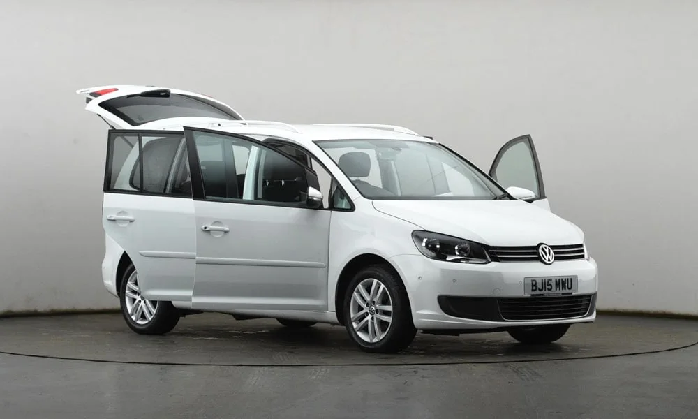 Фото Volkswagen Touran — вид спереди, фото 12. Передок в белом исполнении — крупная светотехника и выразительный бампер. Рисунок ходовых огней — подпись модели, по нему её узнают в потоке Volkswagen Touran — вид спереди, фото 12