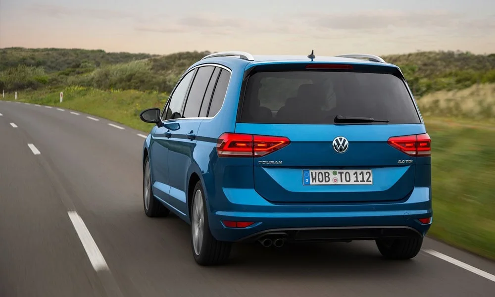 Фото Volkswagen Touran — вид сзади, фото 3. Графика фонарей, бампер и оформление пятой двери Volkswagen Touran — вид сзади, фото 3