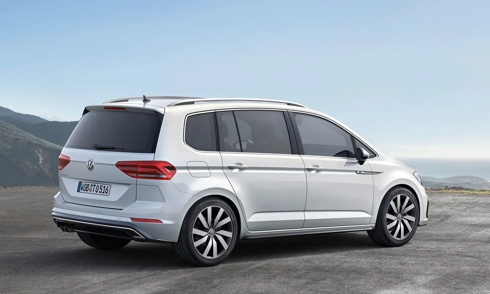 Фото Volkswagen Touran — вид сзади, фото 5. Белый кузов сзади — фонари и бампер определяют ночной образ модели. Светодиодная полоса или раздельные секции — задняя оптика стала главным украшением кормы Volkswagen Touran — вид сзади, фото 5
