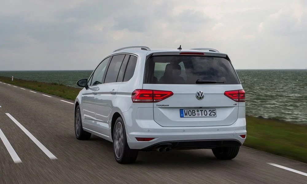 Фото Volkswagen Touran — вид сзади, фото 8. Корма в белом цвете: графика фонарей и пластика пятой двери Volkswagen Touran — вид сзади, фото 8