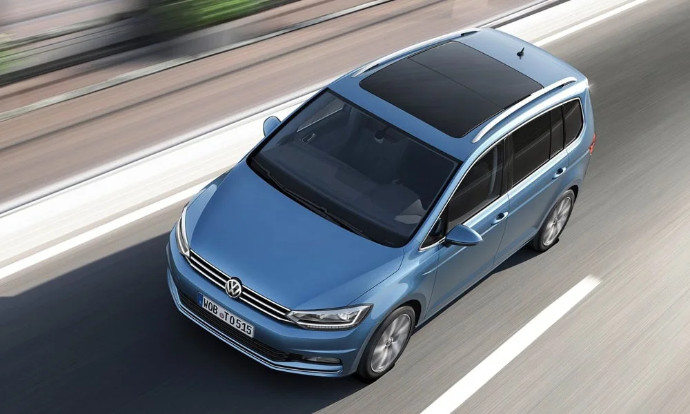 Фото Volkswagen Touran — крыша. Крыша сверху: остекление, рейлинги и антенна-плавник Volkswagen Touran — крыша