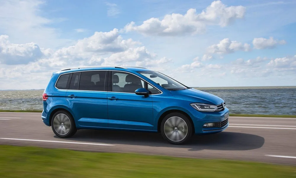 Фото Volkswagen Touran — вид сбоку, фото 2. Профиль в синем цвете: соотношение колёсной базы и свесов Volkswagen Touran — вид сбоку, фото 2