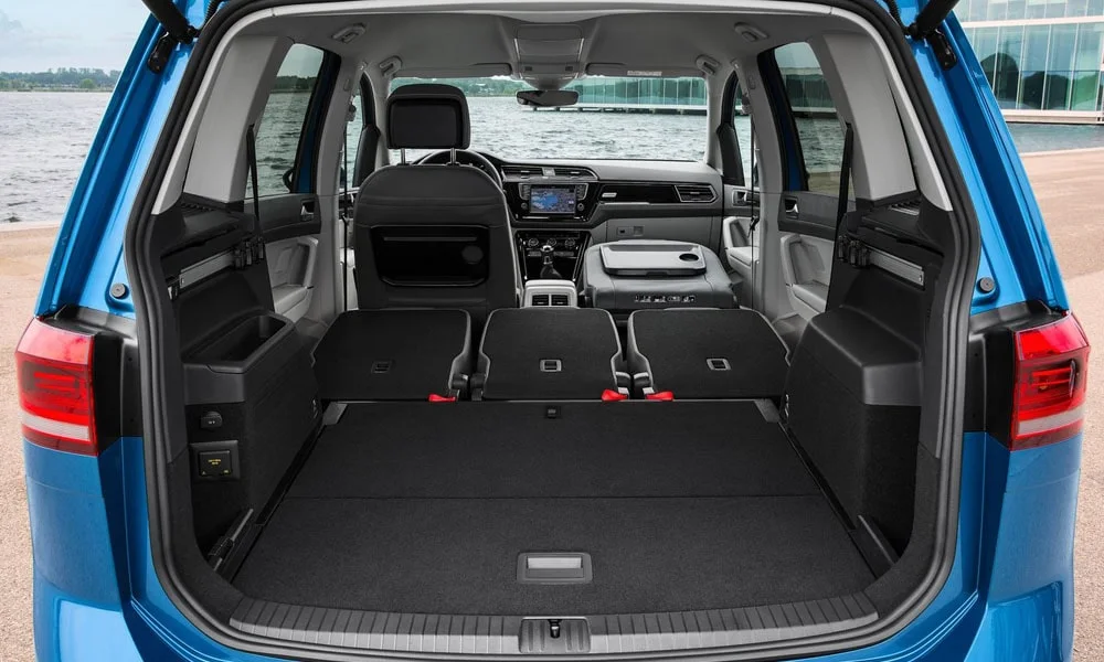 Фото Volkswagen Touran — багажник, фото 3. Грузовой отсек с открытой дверью: погрузочная высота и ширина проёма. Спинки второго ряда складываются и расширяют отсек под длинные грузы Volkswagen Touran — багажник, фото 3