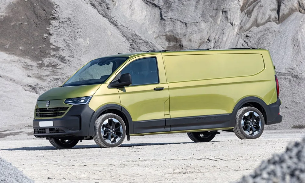 Фото Volkswagen Transporter (2024) — вид спереди, фото 4. Кузов в зелёном цвете: рисунок оптики и решётки задаёт узнаваемое «лицо» модели. Дневные ходовые огни включаются автоматически с запуском Volkswagen Transporter (2024) — вид спереди, фото 4