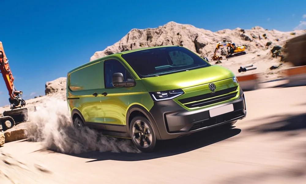 Фото Volkswagen Transporter (2024) — вид спереди, фото 7. Кузов в зелёном цвете: рисунок оптики и решётки задаёт узнаваемое «лицо» модели. Дневные ходовые огни включаются автоматически с запуском Volkswagen Transporter (2024) — вид спереди, фото 7