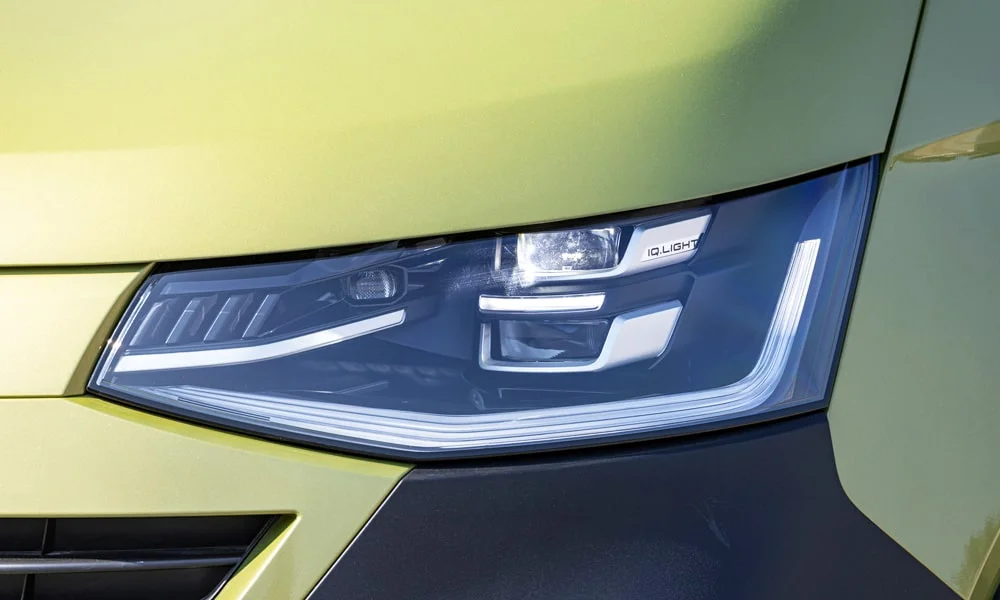 Фото Volkswagen Transporter (2024) — передняя оптика. Линзы и секции ходовых огней крупным планом. Светодиодная оптика служит весь срок жизни машины без замены ламп Volkswagen Transporter (2024) — передняя оптика