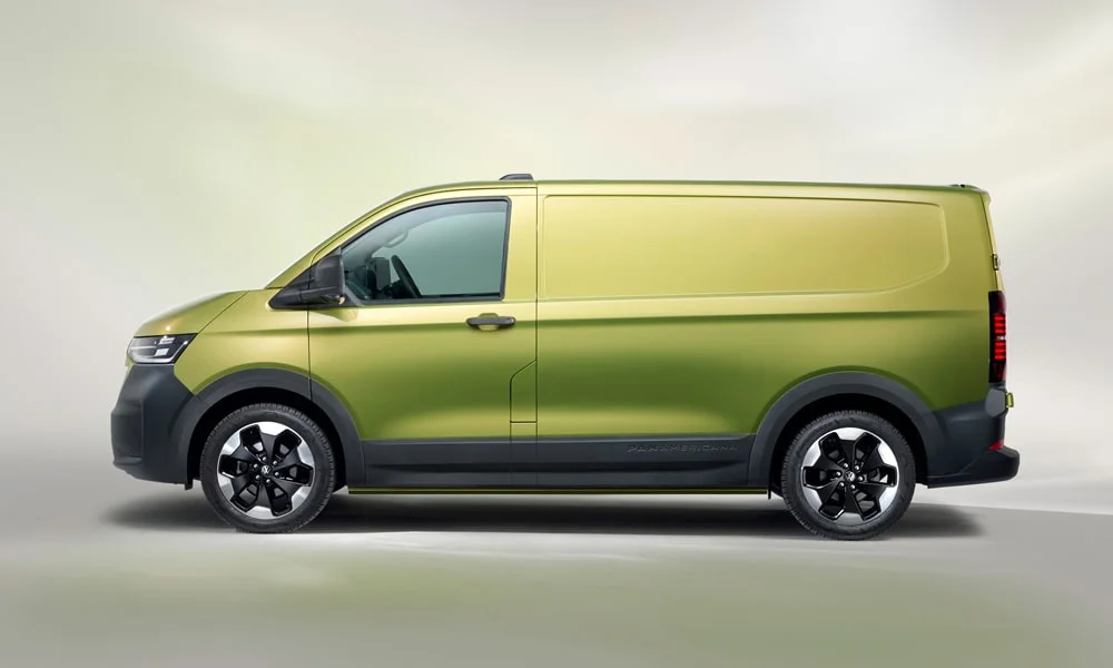 Фото Volkswagen Transporter (2024) — вид сбоку, фото 3. Профиль в зелёном цвете: соотношение колёсной базы и свесов. Хромированные или чёрные молдинги окон отличают комплектации Volkswagen Transporter (2024) — вид сбоку, фото 3