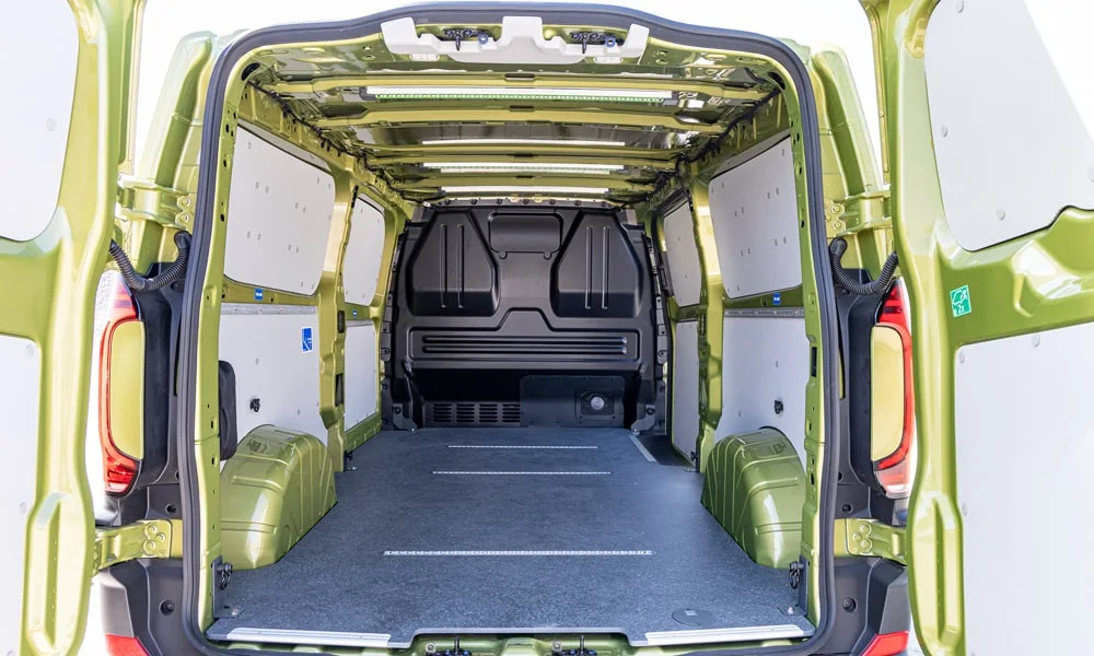 Фото Volkswagen Transporter (2024) — багажник, фото 3. Форма проёма, ровный пол и организация пространства. Под полом обычно размещены органайзер, докатка или ремкомплект Volkswagen Transporter (2024) — багажник, фото 3