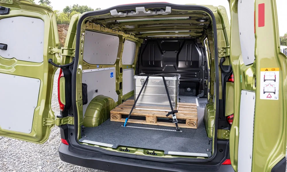 Фото Volkswagen Transporter (2024) — багажник, фото 4. Грузовой отсек с открытой дверью: погрузочная высота и ширина проёма Volkswagen Transporter (2024) — багажник, фото 4
