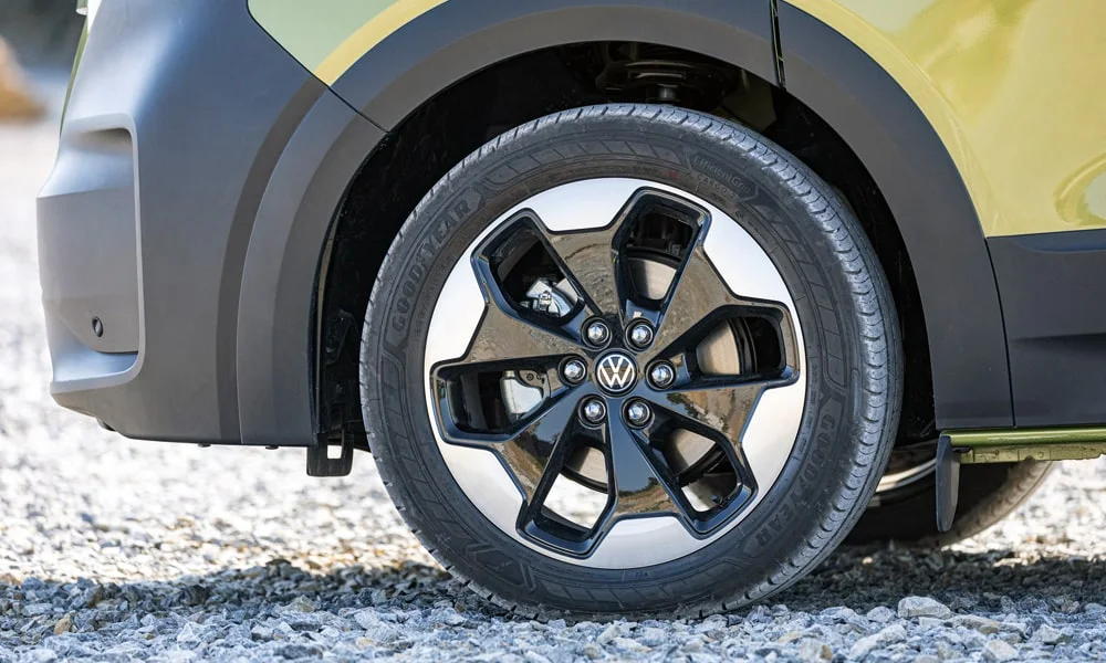 Фото Volkswagen Transporter (2024) — колесо и диск. Дизайн спиц и профиль резины крупным планом. Индекс скорости и нагрузки читается на боковине шины Volkswagen Transporter (2024) — колесо и диск
