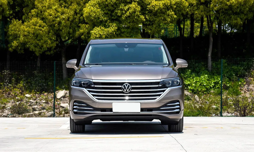 Фото Volkswagen Viloran (2024) — вид спереди, фото 6. Анфас: пропорции капота, посадка кузова и графика ходовых огней Volkswagen Viloran (2024) — вид спереди, фото 6