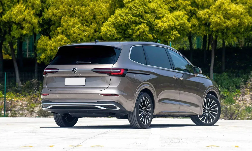 Фото Volkswagen Viloran (2024) — вид сзади, фото 4. Коричневый кузов сзади — фонари и бампер определяют ночной образ модели Volkswagen Viloran (2024) — вид сзади, фото 4