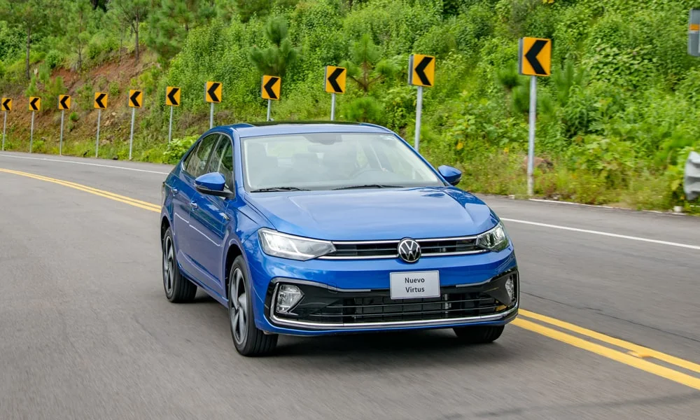 Фото Volkswagen Virtus (2024) — вид спереди, фото 5. Анфас: пропорции капота, посадка кузова и графика ходовых огней. Рисунок ходовых огней — подпись модели, по нему её узнают в потоке Volkswagen Virtus (2024) — вид спереди, фото 5