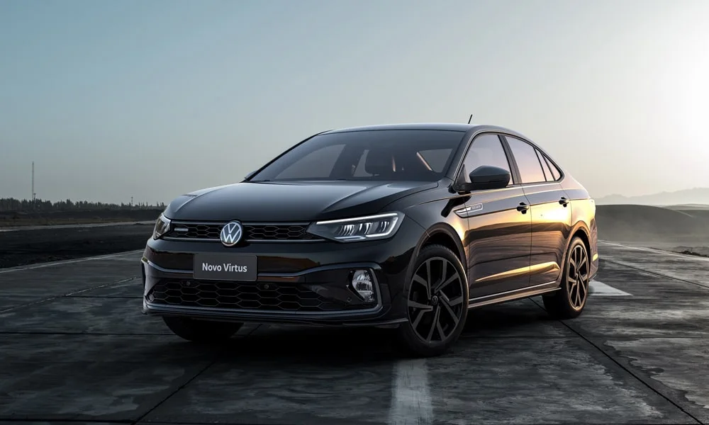 Фото Volkswagen Virtus (2024) — вид спереди, фото 6. Чёрный кузов, строгая симметрия оптики — базовый ракурс знакомства с дизайном. Дневные ходовые огни включаются автоматически с запуском Volkswagen Virtus (2024) — вид спереди, фото 6