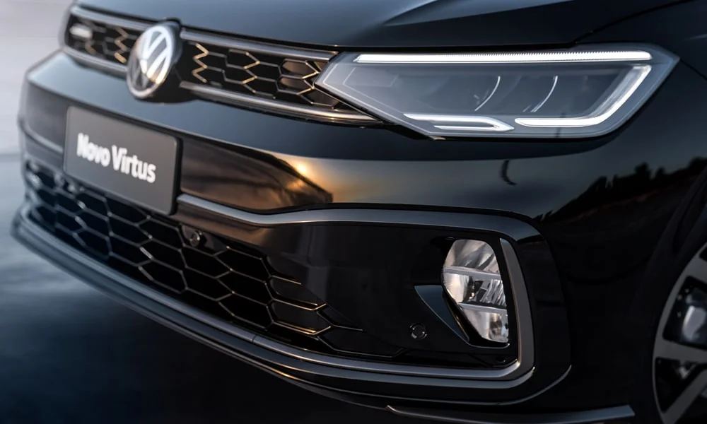 Фото Volkswagen Virtus (2024) — вид спереди, фото 8. Чёрный кузов, строгая симметрия оптики — базовый ракурс знакомства с дизайном Volkswagen Virtus (2024) — вид спереди, фото 8