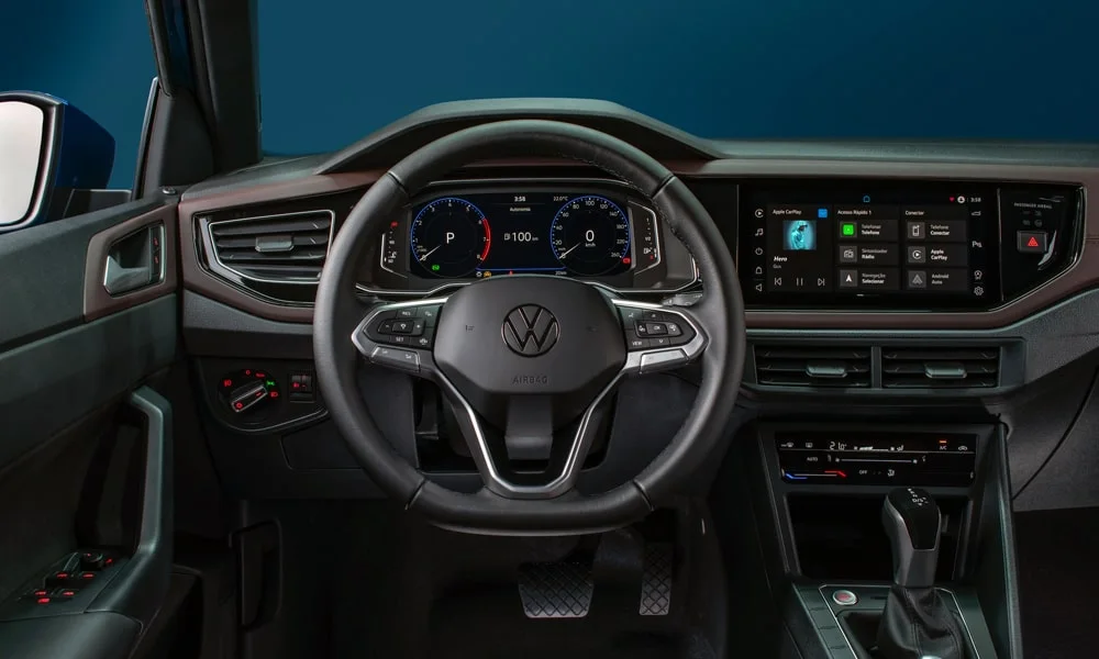 Фото Volkswagen Virtus (2024) — руль. Обшивка обода и компоновка спиц крупным планом. Правильная посадка: руки на «9 и 3», приборы читаются поверх обода Volkswagen Virtus (2024) — руль