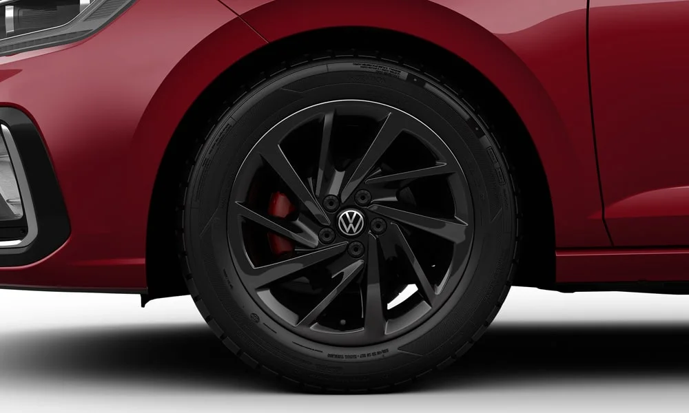 Фото Volkswagen Virtus (2024) — колесо и диск. Пятилучевой диск — классика, лёгкая в мойке и визуально стройная Volkswagen Virtus (2024) — колесо и диск