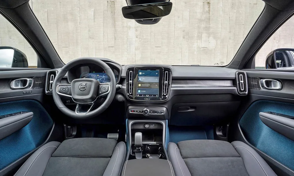 Фото Volvo C40 Recharge (2024) — передняя панель. Архитектура передней панели: ярусы, вставки и консоль в тёмно-синей гамме. Мягкие материалы верхнего яруса и вставки задают уровень интерьера Volvo C40 Recharge (2024) — передняя панель