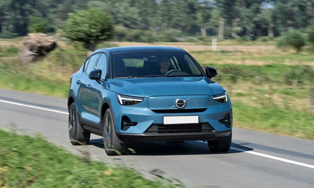 Фото Volvo C40 Recharge (2024) — вид спереди, фото 6. Анфас: пропорции капота, посадка кузова и графика ходовых огней. Дневные ходовые огни включаются автоматически с запуском Volvo C40 Recharge (2024) — вид спереди, фото 6