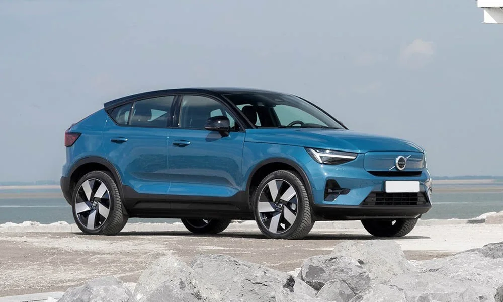 Фото Volvo C40 Recharge (2024) — вид спереди, фото 8. Синий кузов, строгая симметрия оптики — базовый ракурс знакомства с дизайном Volvo C40 Recharge (2024) — вид спереди, фото 8