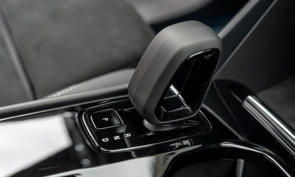 Фото Volvo C40 Recharge (2024) — селектор коробки передач. Селектор трансмиссии на центральной консоли. Режимы движения и электронный ручник собраны рядом с селектором Volvo C40 Recharge (2024) — селектор коробки передач